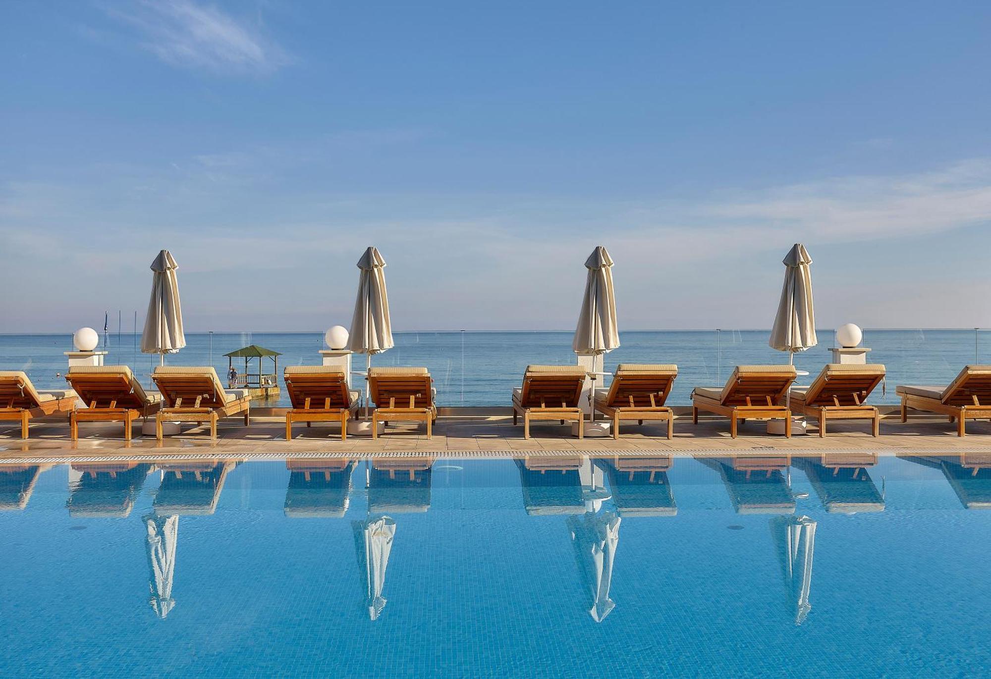 อเล็กซานเดอร์ บีช โฮเต็ล แอนด์ วิลเลจ Hotel มาเลีย ภายนอก รูปภาพ
